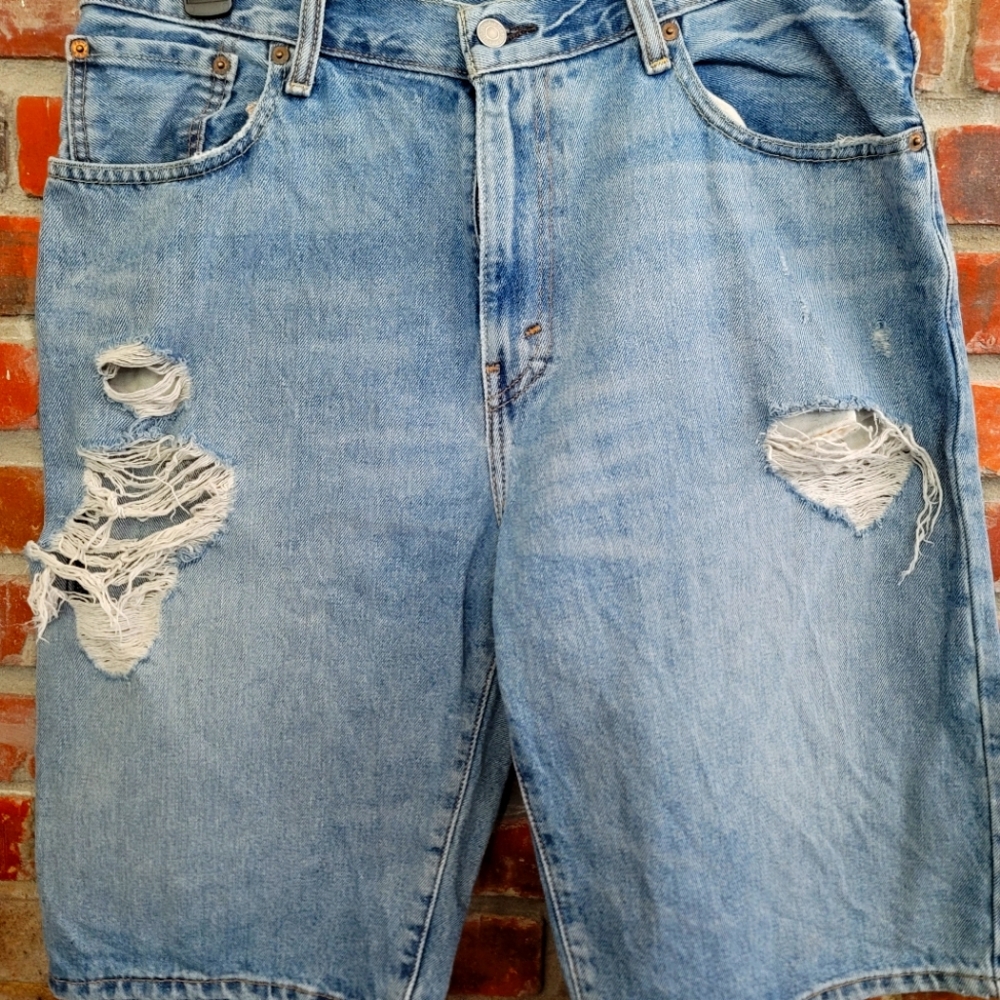 569 Distressed Levi Jeans